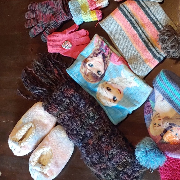 Bundle of Girls Hats Mits Accessories - Picture 4 of 4